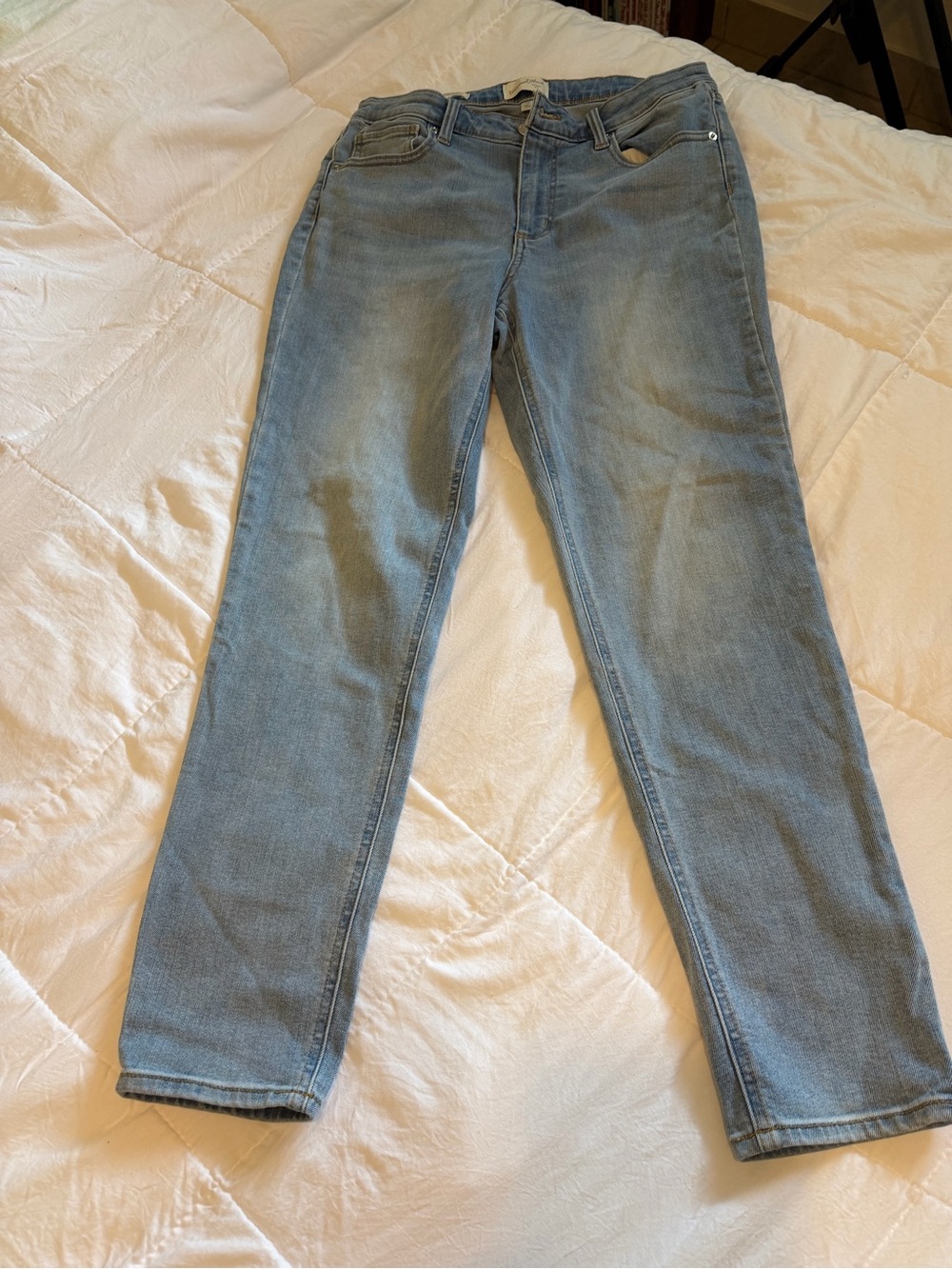 Universal Thread Women's Straight Leg Jeans in Light Blue Wash